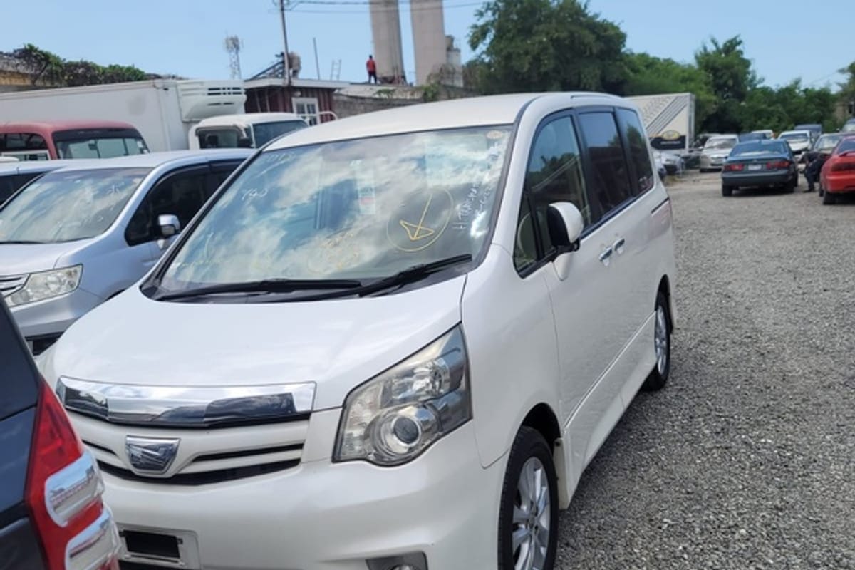 Toyota Noah 2,0L 2013