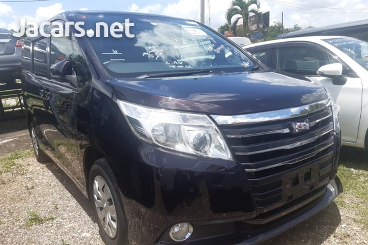 Toyota Voxy 2,0L 2014
