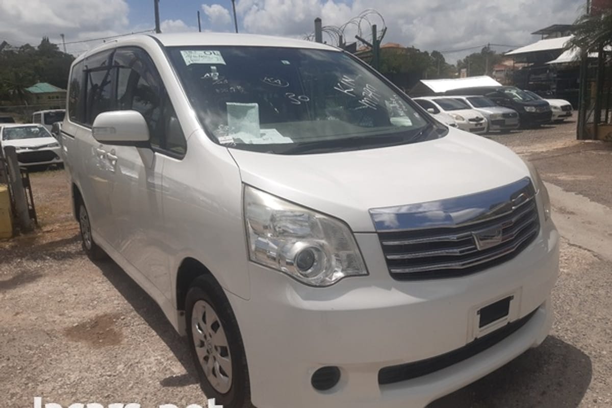 Toyota Noah 2,0L 2013