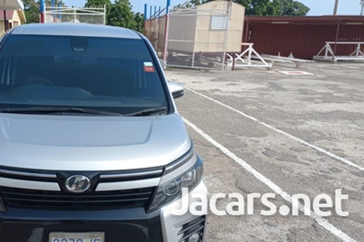 Toyota Voxy 2016