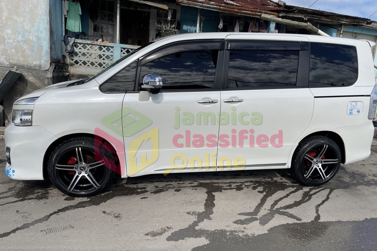 For Sale: 2011 Voxy For Sale Fealry New