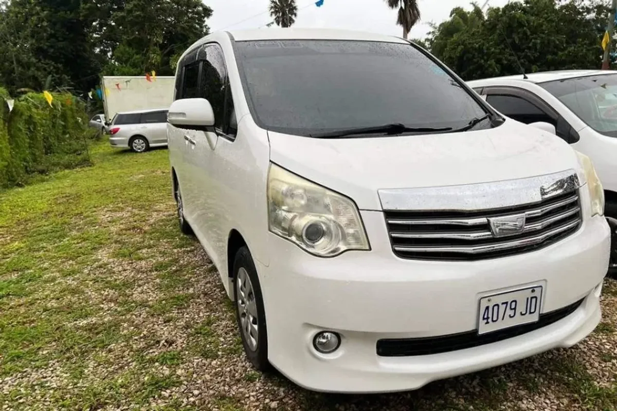 2012 Toyota noah