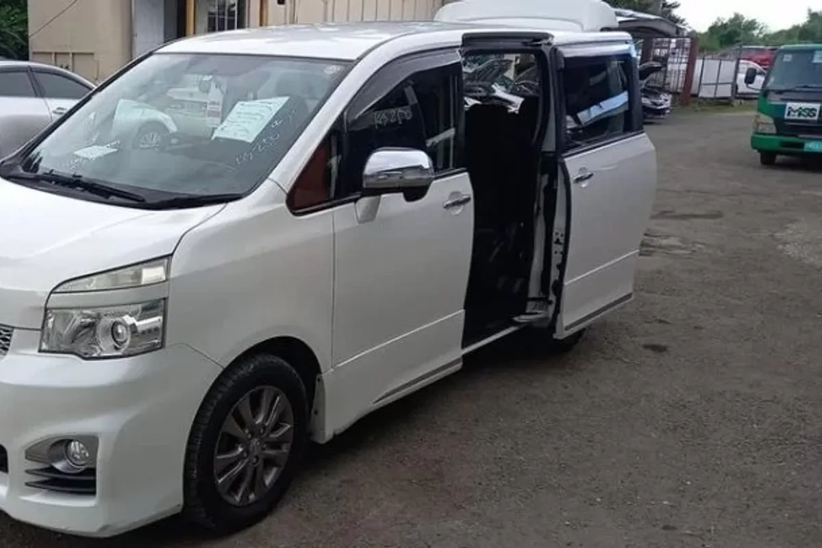 2013 /2012 Toyota voxy