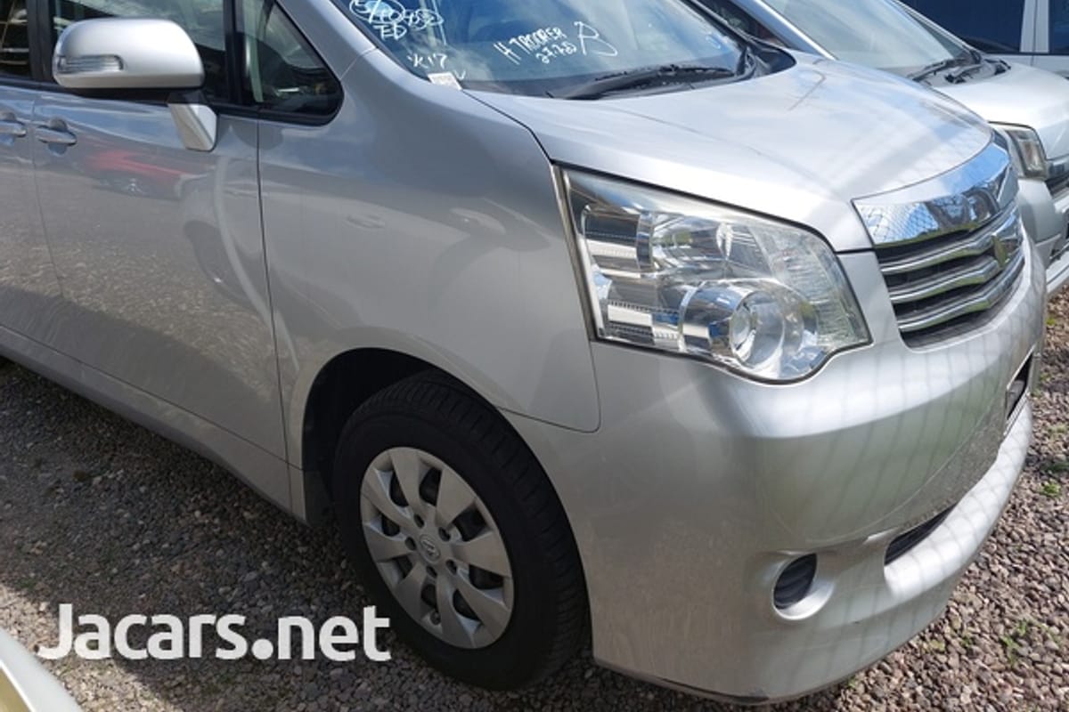 Toyota Noah 2,0L 2013