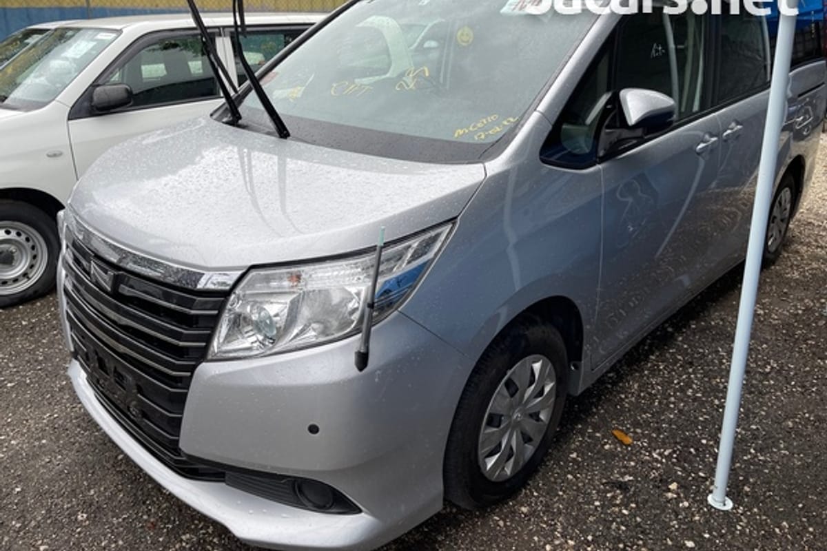 Toyota Noah 2,0L 2015