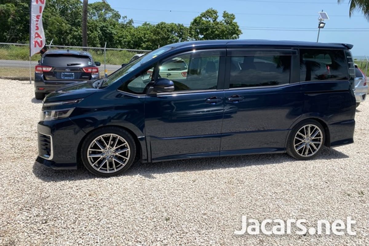 Toyota Voxy 2,0L 2014