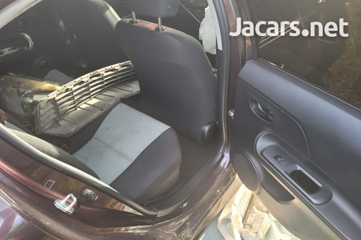 Toyota Aqua 1,3L 2015