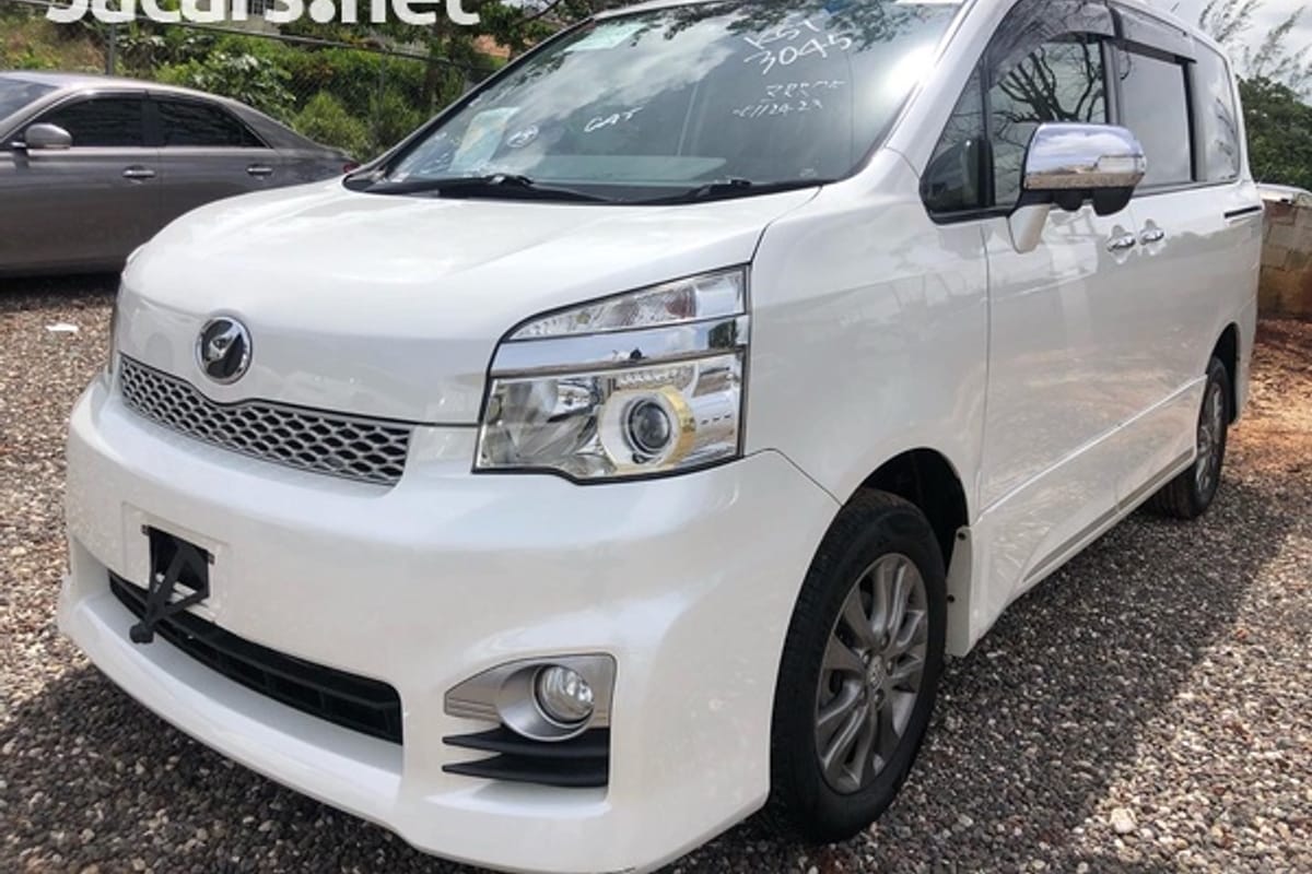Toyota Voxy 1,8L 2013