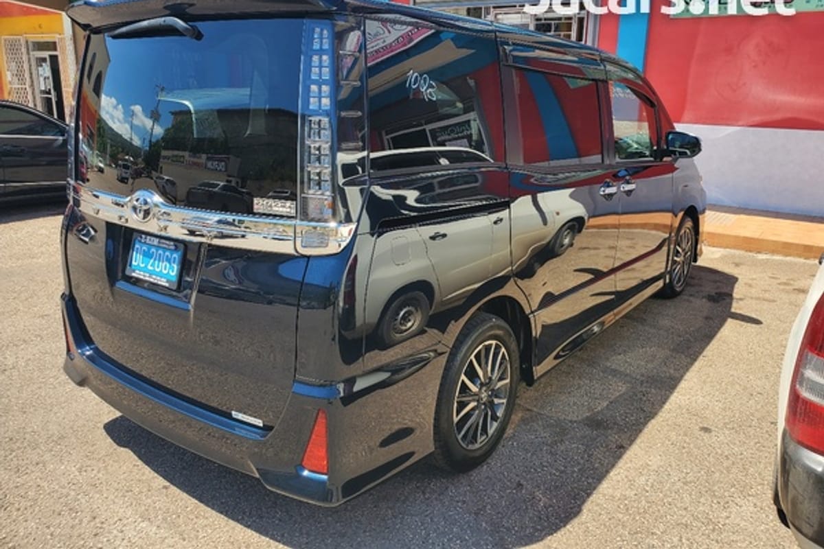 Toyota Voxy 2,0L 2016