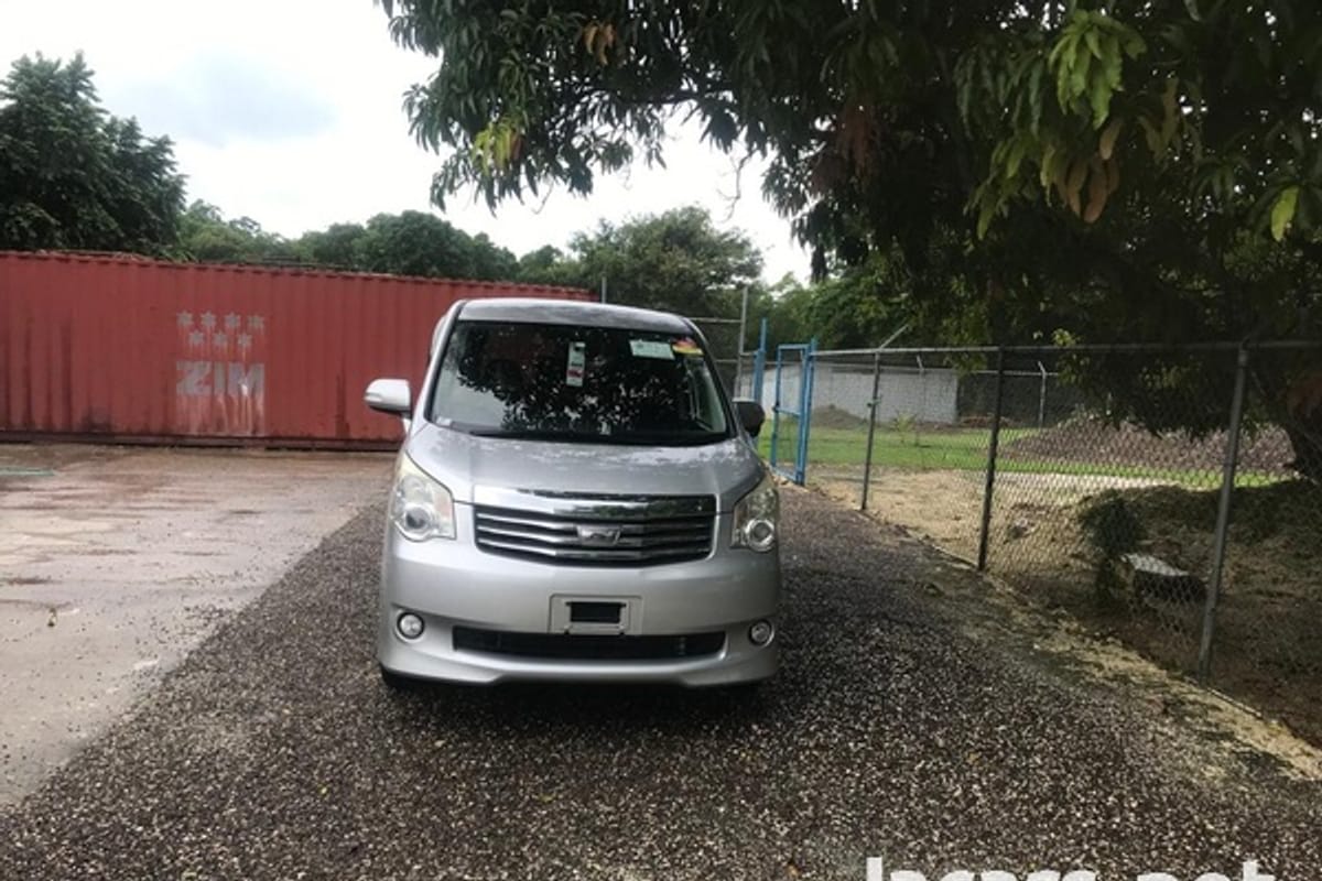 Toyota Noah 2,0L 2013