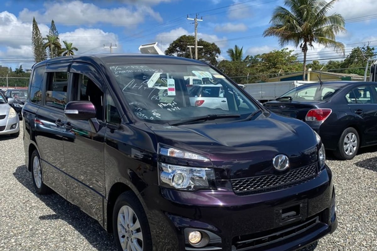 Toyota Voxy 2,0L 2013