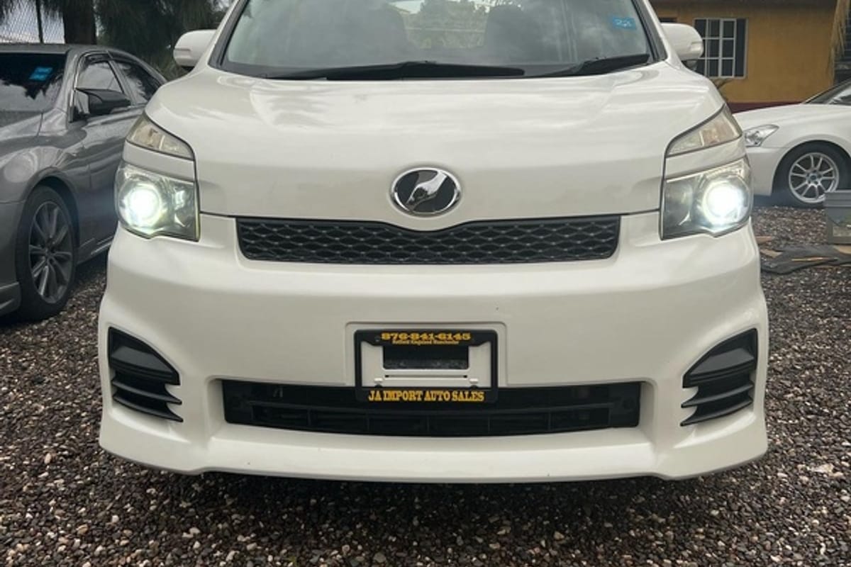 Toyota Voxy 2,0L 2010