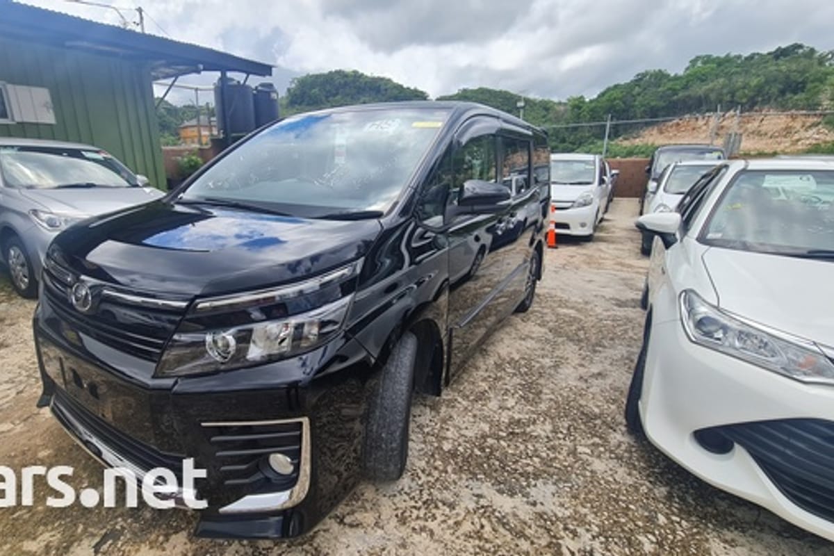 Toyota Voxy 2,0L 2014