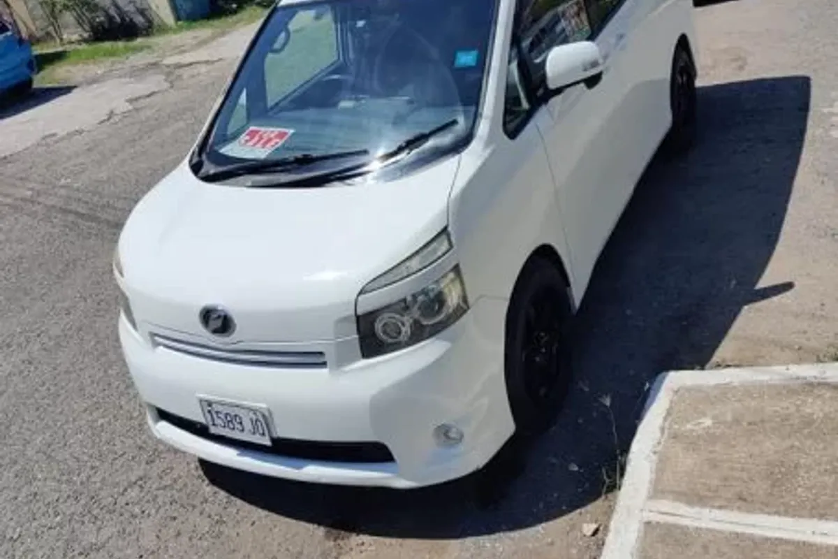 Toyota voxy 2011