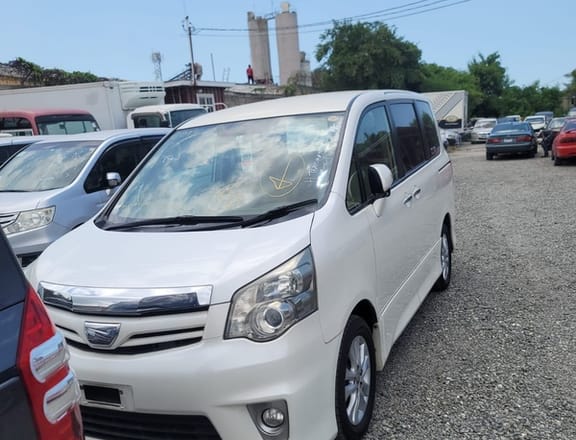 Toyota Noah 2,0L 2013
