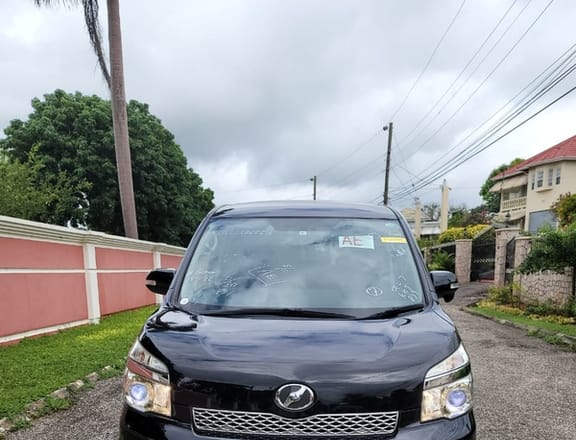 Toyota Voxy 2,0L 2013