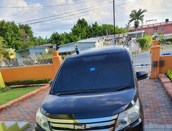 Toyota Noah 2,0L 2015