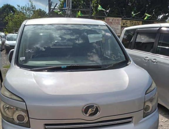 2010 toyota voxy