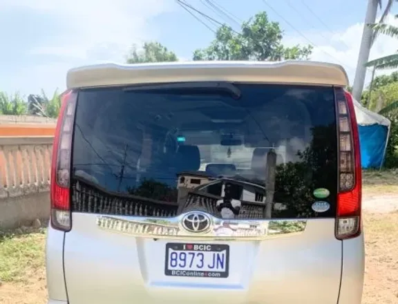 2014 Toyota Noah, price is negotiable