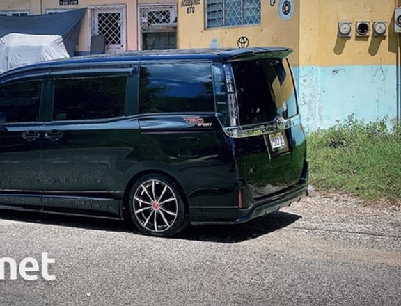 Toyota Voxy 2,0L 2014