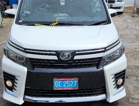 Toyota Voxy 1,8L 2014
