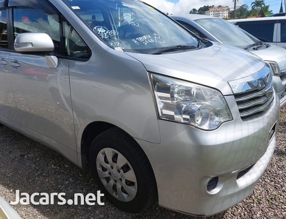 Toyota Noah 2,0L 2013