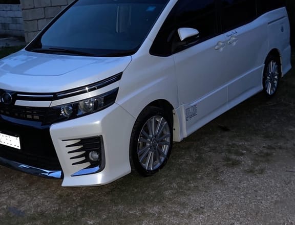 Toyota Voxy 2,0L 2014