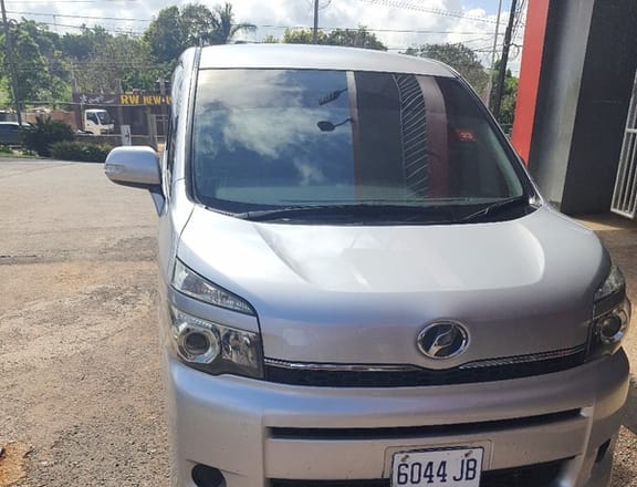 Toyota Voxy 1,8L 2010