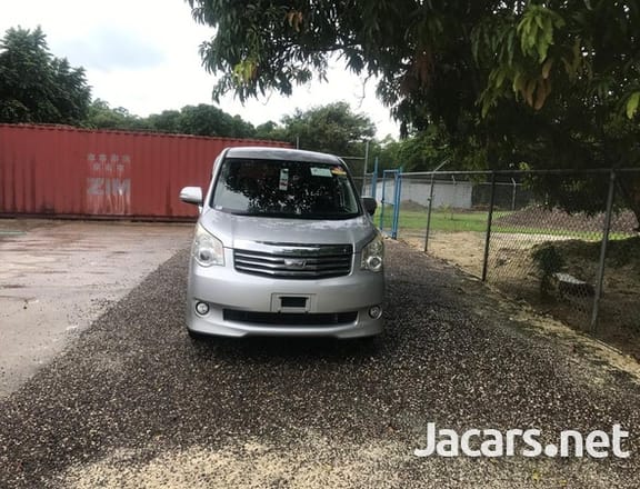 Toyota Noah 2,0L 2013