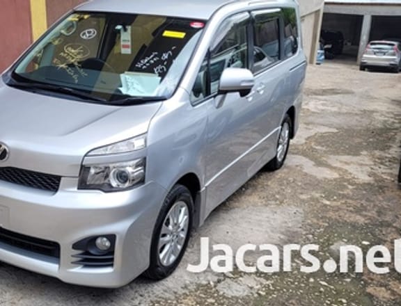 Toyota Voxy 2,0L 2013