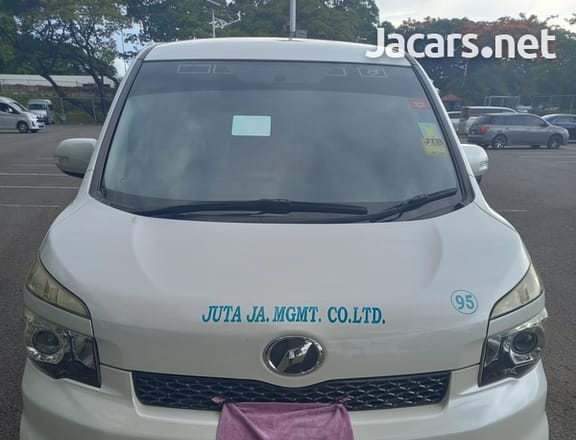 Toyota Voxy 2,0L 2013