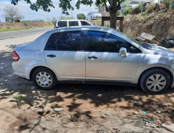 Nissan Tiida ( Price to sell , just spray)