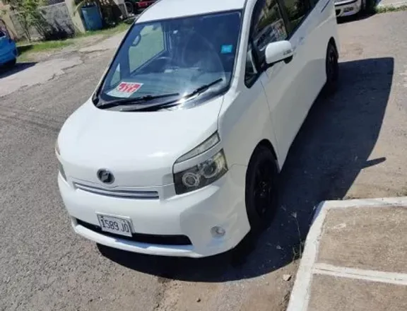 Toyota voxy 2011
